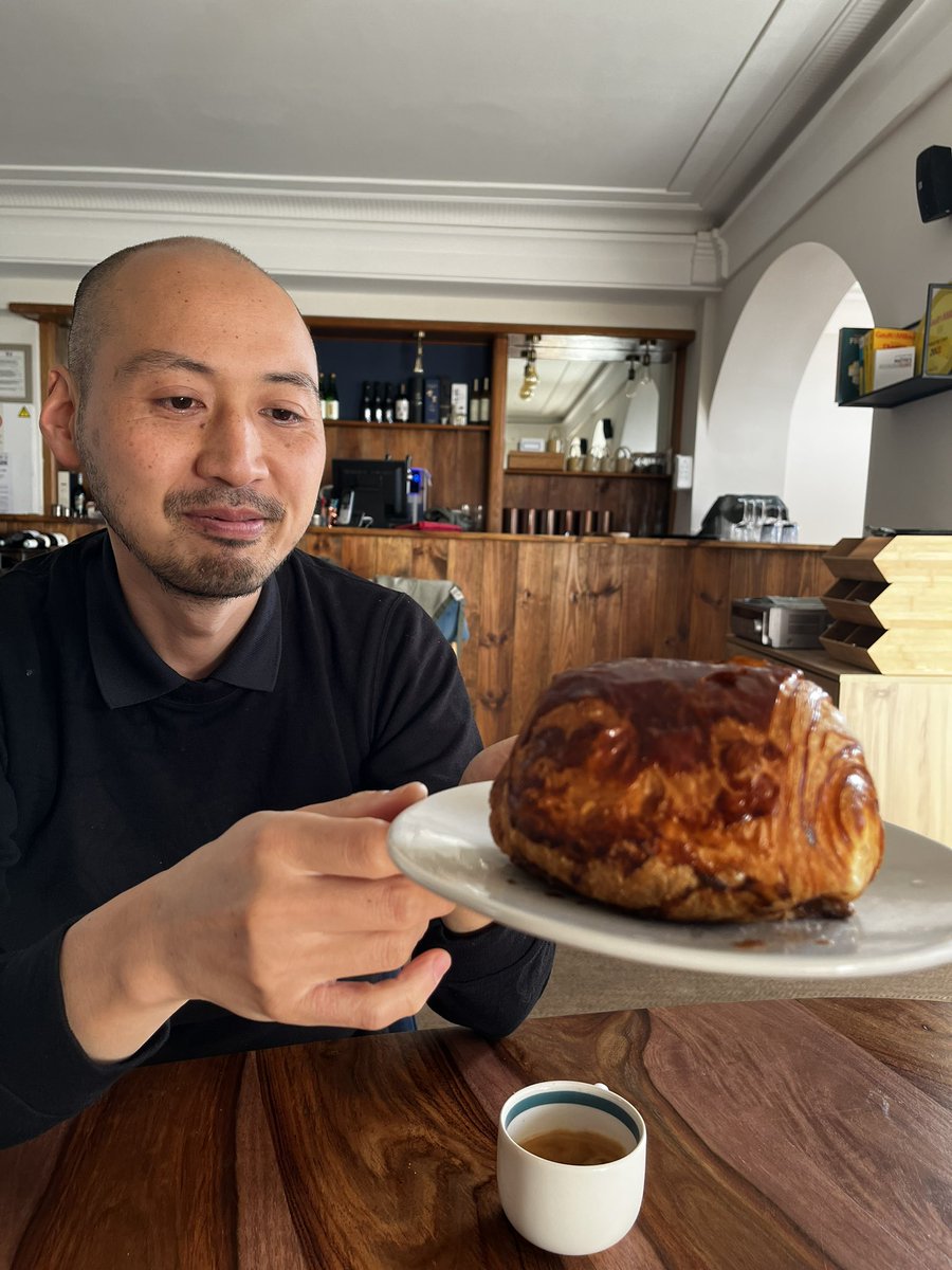 Taka09KMY's tweet photo. うちでバイトしてくれてた元2ッ星料理長、親友、賄い隊長のミツ君がついに自分のお店の契約をしました！👏👏
7月にマントン市内にオープン予定です。
優秀すぎるバイト君がいなくなるのは心細いけど頑張って！

というわけでミツ君もスタッフ募集中！
インスタ↓
https://t.co/rPBCF5YyGc https://t.co/swWQNSdgSm