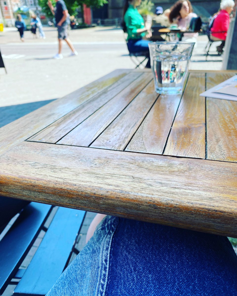 DanielaL's tweet image. It is here, at a small coffeeshop near the Peace Palace in the Hague, that I have taken the decision with regards to my next milestone, after my PhD. It is the context and the people you meet that gradually lead you to find your way. Here’s to sunny days &amp;amp; apple pie!