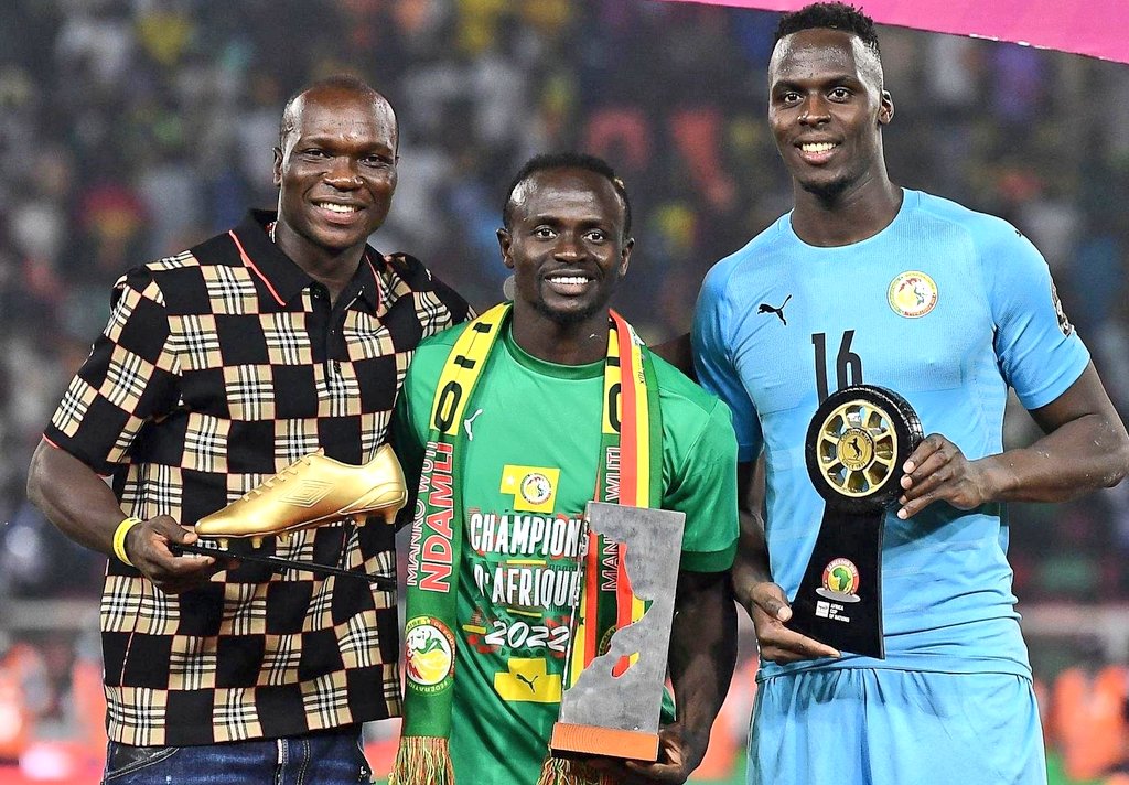 foootballo's tweet photo. Dünyanın en iyi golcüsü, yanındakilerde mane ve mendy https://t.co/WXeQHU0Fzc