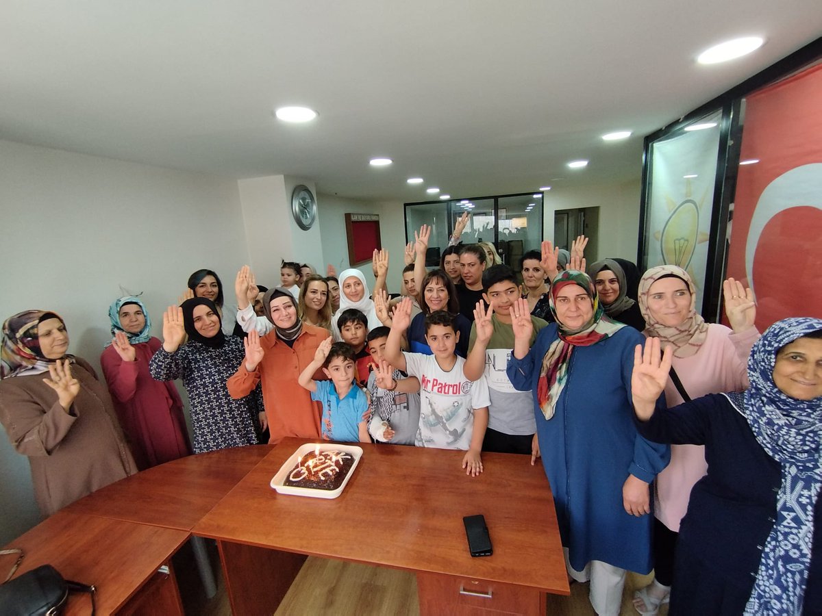 Akkadindiyarbkr's tweet photo. 📍Sur

İl K.K Bşk.  Sn. @muzeyyenkaya ‘dan Seçim sonrası İlçe Kadın Kollarına teşekkür ziyaretleri…

Seçim çalışmalarında her daim bizlere destek olan, zaman mekan farketmeksizin sürekli azimle çalışan fedakar İlçe Kadın Kollarımızın her birine içtenlikle teşekkür ediyoruz. https://t.co/Hbx49KKbmu