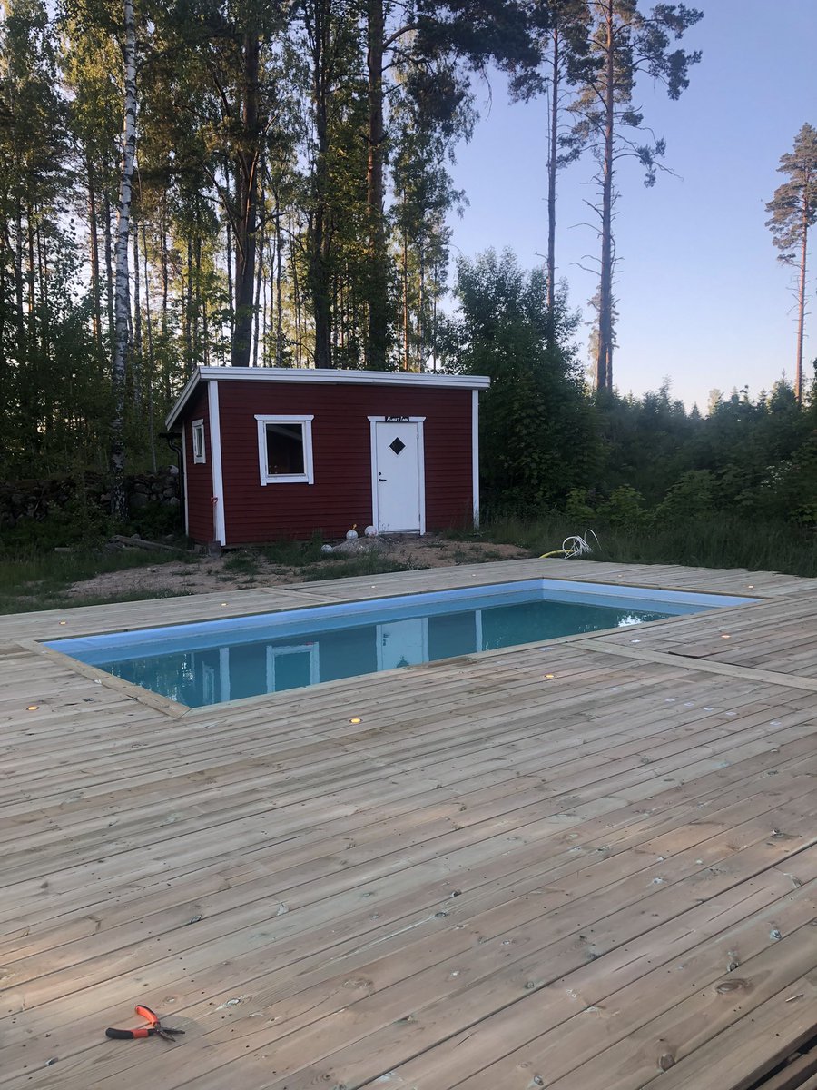Såklart tar allting mycket längre tid än man tänkt sig vilket gör att jag har ca en miljon skruvar kvar att dra i istället för att åka hem tidigt och kolla på Svenska Cupfinalen på Söderstadion. Vill du få tre biljetter? Hör av dig så får du dem om du lovar att sjunga i 90 min.