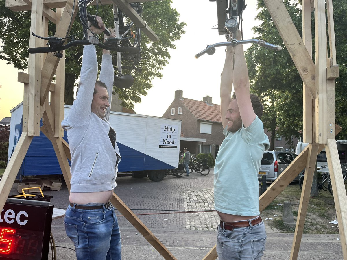 TCNetersel's tweet photo. Stang hangen tijdens Netersel kermis. Georganiseerd door tc Netersel. https://t.co/gSB9KY2ykD