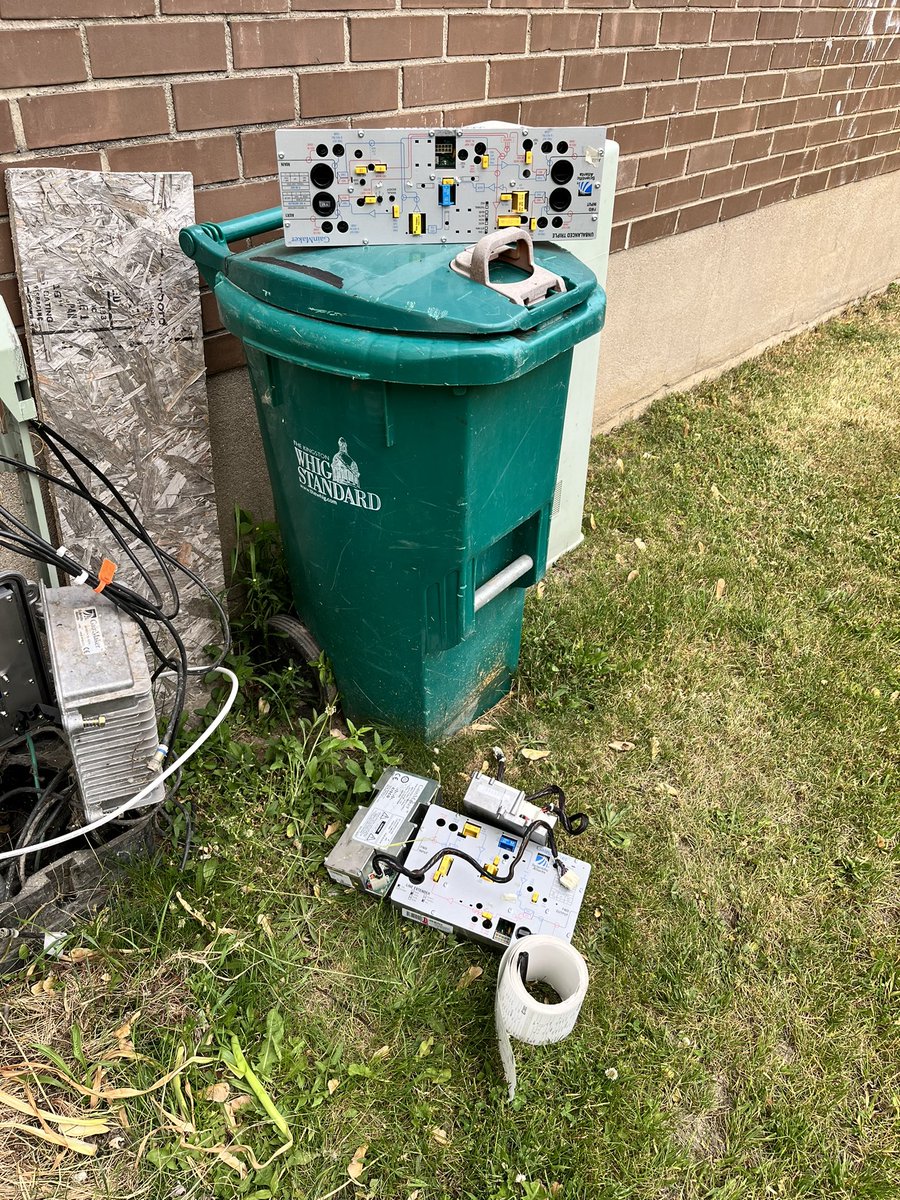 Angelamay's tweet photo. @cogecohelps this has been open and unattended for hours now and my internet isn't working? https://t.co/OD1YyS02qJ