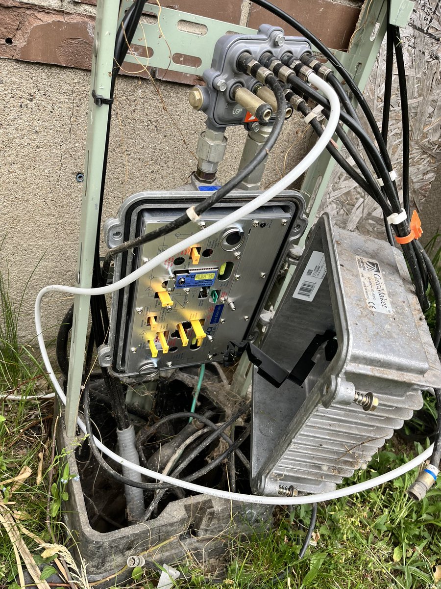 Angelamay's tweet photo. @cogecohelps this has been open and unattended for hours now and my internet isn't working? https://t.co/OD1YyS02qJ