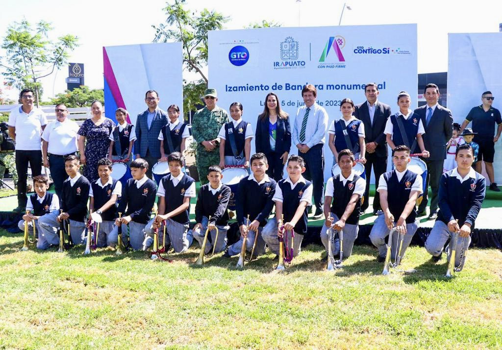 Realizamos el izamiento a la bandera 🇲🇽 con las niñas y niños de la secundaria, primarias y el Jardín de Niños Ma. Montessori, quienes con un hermoso bailable le dieron ese toque especial a nuestro acto cívico.
Sembremos en los más jóvenes el amor por nuestros símbolos patrios.