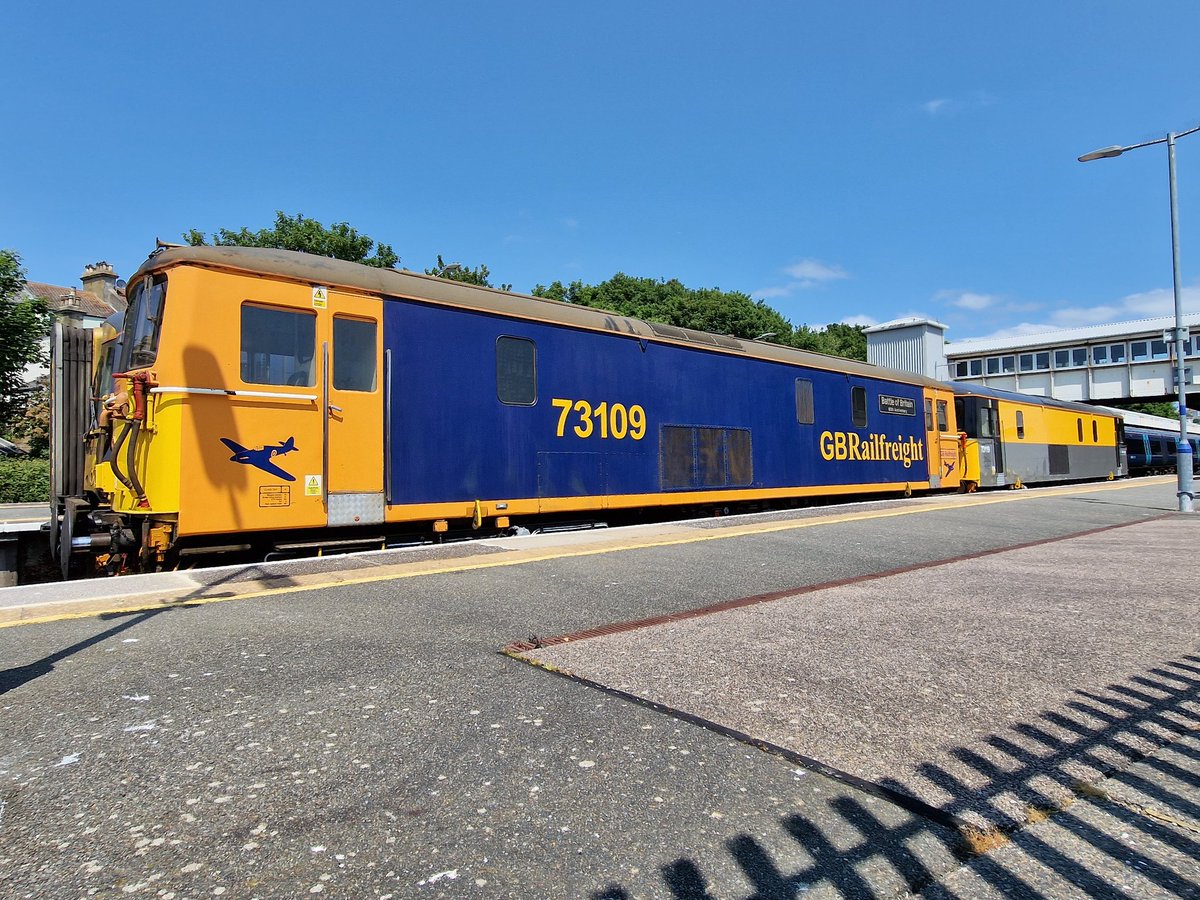 73119 looking magnificent after repaint into Dutch livery at St. Leonard's Depot, seen at Hastings with 73109 working 0Y23 St. Leonard's Eng. Ltd to Tonbridge West Yard this afternoon! @GBRailfreight #class73 #trainphotography