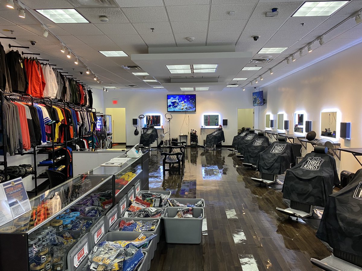 3kings_510's tweet photo. Happy Monday! We’re open and here til 7pm. We have Barbers here taking Walk Ins and Appointments all day . Feel free to DM or Call for more information (510)565-1322 #3Kings 👑👑👑 Have a Good Week 🙌🏽 https://t.co/bpRMefe9vA