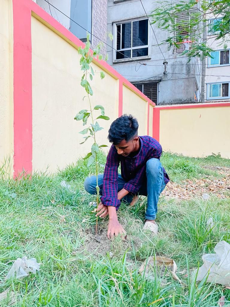 Prafulla_BD's tweet photo. ৫ জুন ২০২৩, বিশ্ব পরিবেশ দিবস উপলক্ষ্যে 'প্রফুল্ল-Prafulla' এর উদ্যোগে সবুজ পৃথিবী গড়তে বৃক্ষরোপণ কর্মসূচি।
"পৃথিবীটা হোক মনোরম, আনন্দময় ও প্রস্ফুটিত।"- এই স্লোগানে উজ্জীবিত যুবা আমরা।
#EnvironmentDay2023
#Prafulla #PrafullaBD
#প্রফুল্ল #বৃক্ষ_রোপণ
#StopPlasticPollution https://t.co/tfi1DfeHeZ