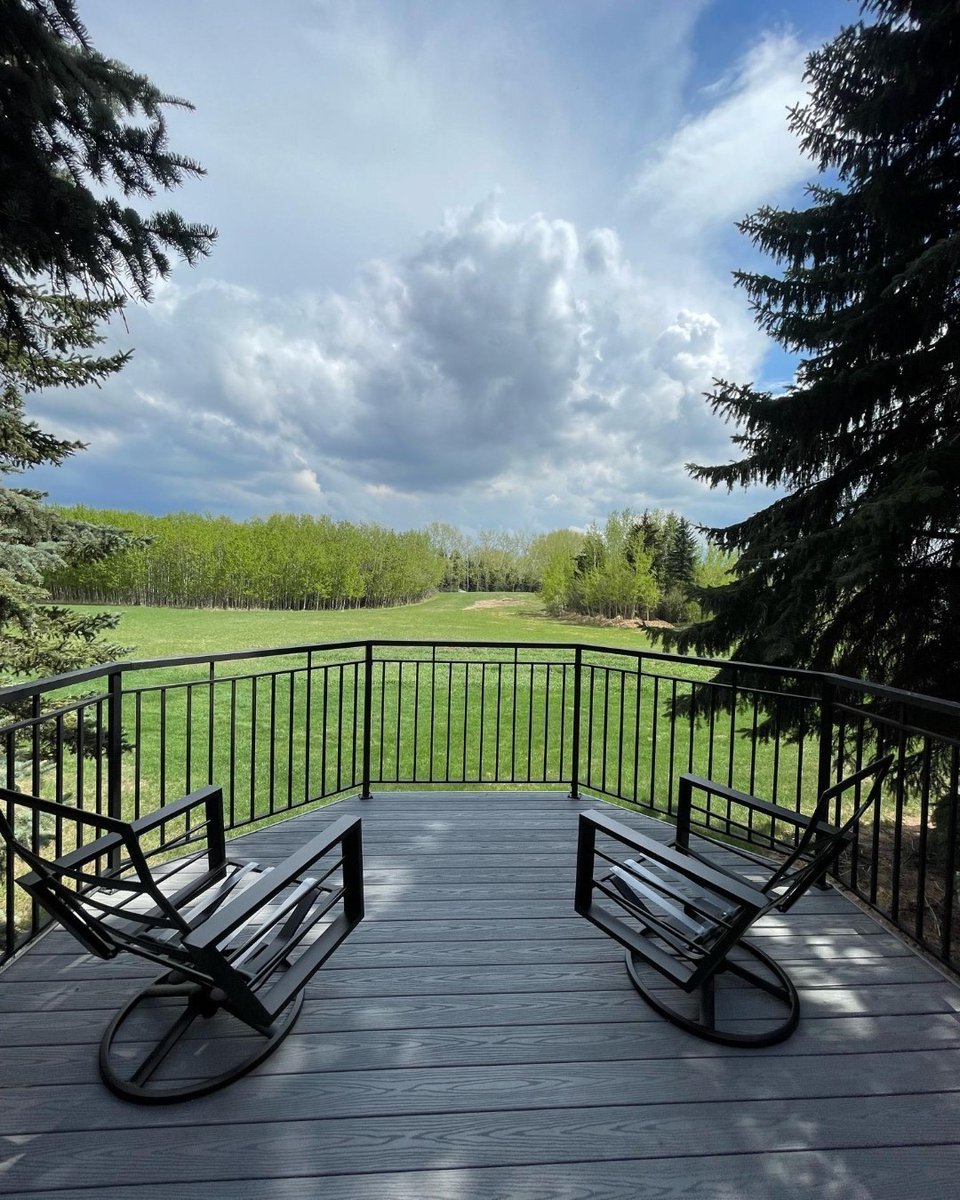 Wow! Look at this stunning view!😍🎑
Our delivery boys just delivered these gorgeous swivel chairs, and they had to snap a picture of this amazing lookout!

#Beachcomberyeg #Patiofurniture #Furniture #Photography