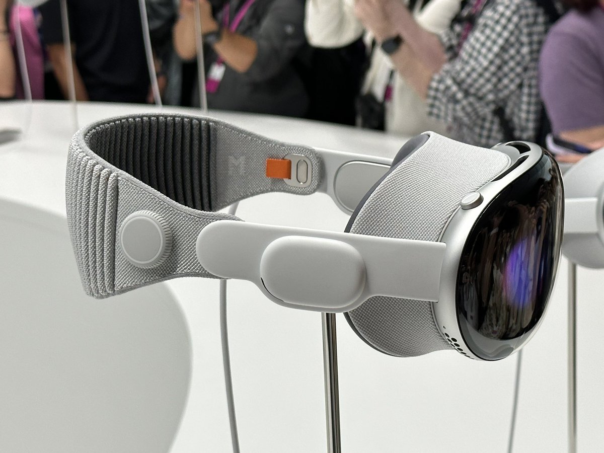 JB - TheiCollection tweet media