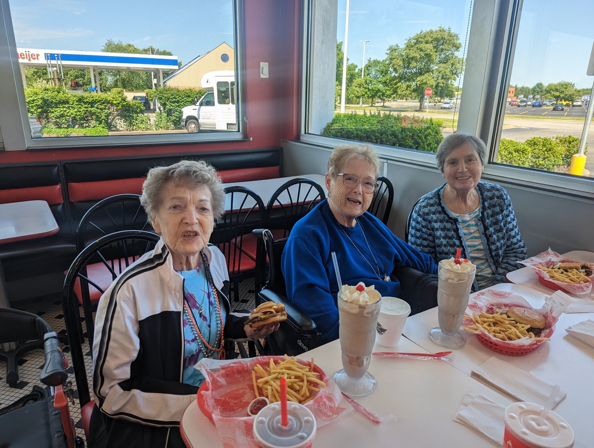 WillowsSpring's tweet photo. During theme week Groovin to the 60's we decided to step back in time and enjoy an outing to Steak and Shake!  Residents enjoyed hamburgers and delicious shakes as they reminisced about their times in diners that resemble the Steak and Shake decor. https://t.co/DWEGTINYo2