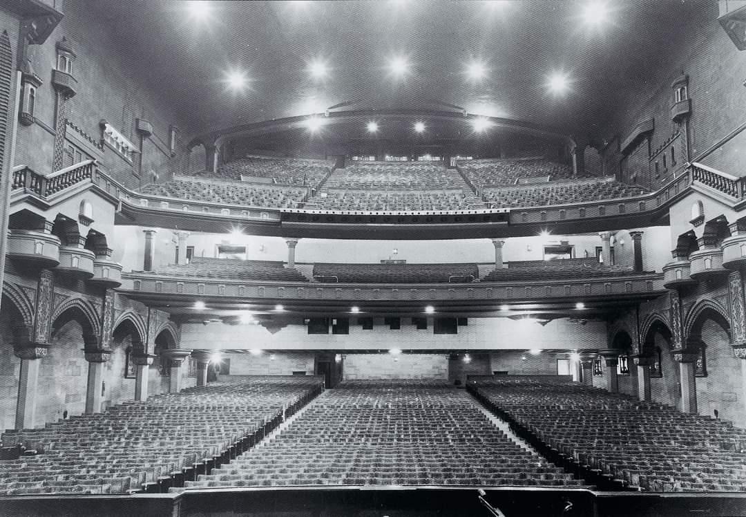 @kgsaint1929 @OldeEire @theirishworld @BrendaDonohue @MiriamOCal @musichallsoc @CityVarieties @museumofci @Water_Rats Hello @kgsaint1929 it was the biggest Theatre in #Europe at the time with a capacity of 4,000 patrons!