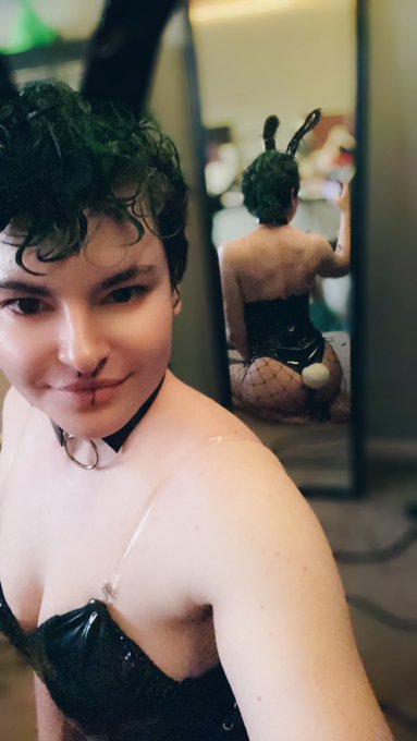 i'm obsessed with this outfit 🐰 https://t.co/xQYVWxgQU4