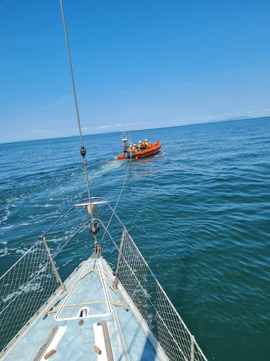 Our volunteers spent most of their Sunday in and around Whitehaven Harbour training. The volunteer crew were practising towing exercises
#rnli
#whitehavenmarina
m.facebook.com/story.php?stor…