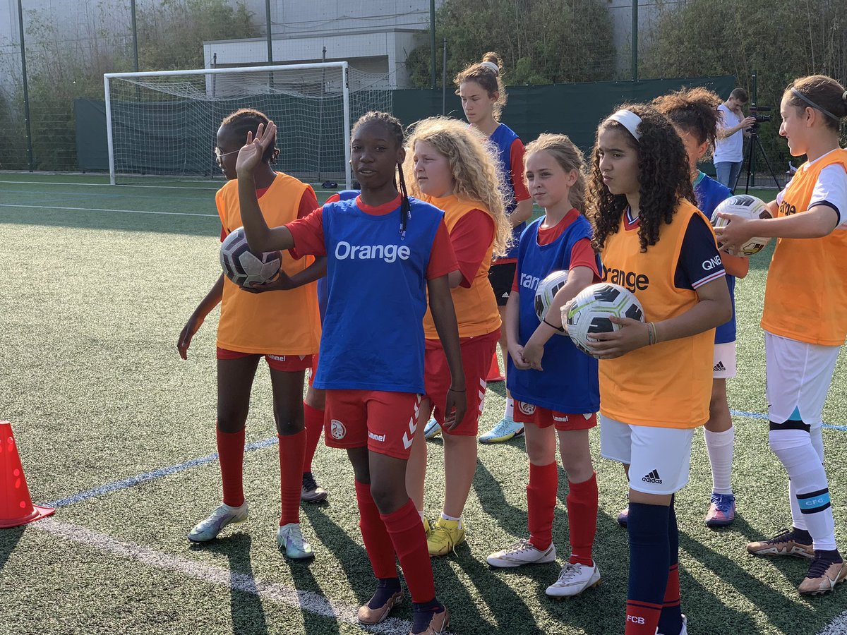PhilippeWolak's tweet photo. Dans le cadre du festival #VivaIssy @Issylesmoul, le festival des audaces numériques, atelier du Programme Educatif Fédéral (PEF) sur le cyberharcèlement avec les filles U13 de @GPSO92ISSY cc @OrangeIDF @maTournaire @JeanlucGirod @ASantini_Issy @TeamOrangeFoot @Mikelsarriquet https://t.co/LmHiEjWVut