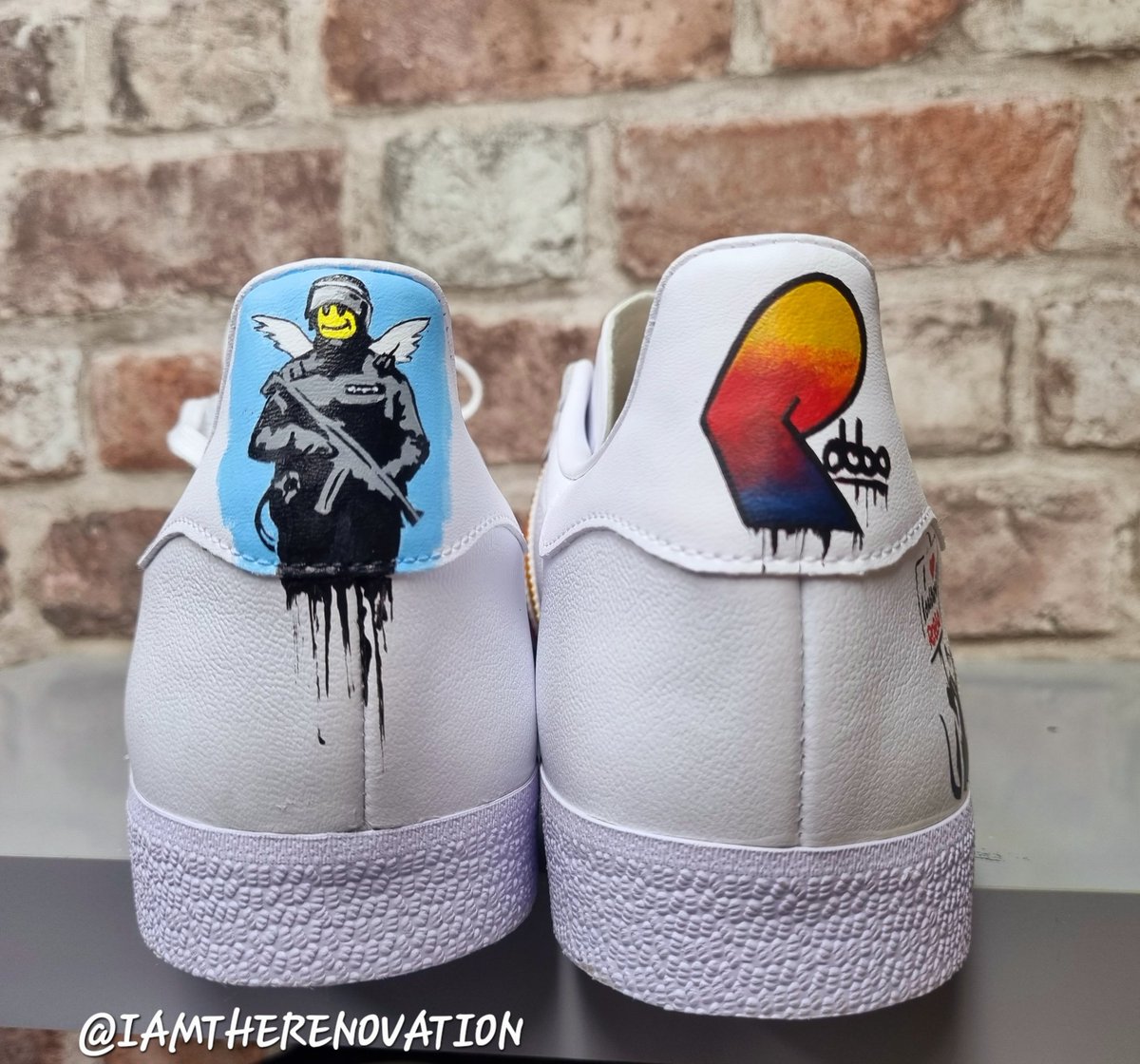 Iamtherenovati1's tweet photo. KING ROBBO Vs BANKSY CUSTOM
Hand painted work on these white gazelle in tribute to graffiti rivalry between Robbo & Banksy. Picking out some of the two artists most famous tags and peices to bring this custom together.
R.I.P KING ROBBO 👑
#iamtherenovation
#kingrobbo #banksy https://t.co/MT9WL7EEpM
