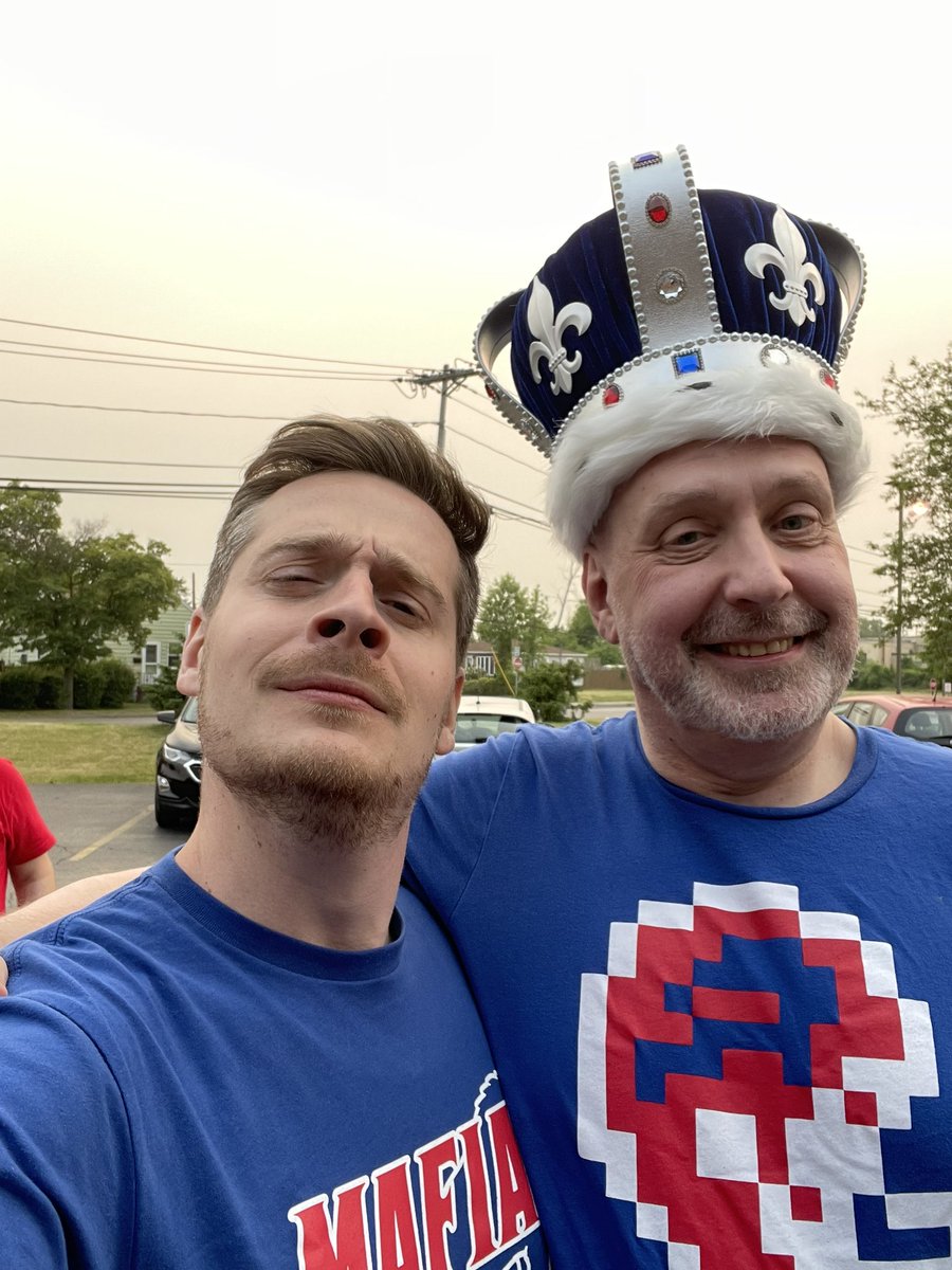 MarkEyechart's tweet image. Tom Grossi is the king of YouTube football comedy, and if you need proof here he is wearing my custom-made Bills crown.  Missed the table smash but glad I met him later.  Let’s help him reach his charity goals!  #30in30 #BillsMafia @tomgrossicomedy @StJude