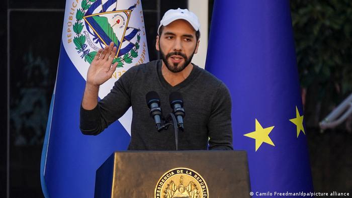 ElDatoEcua's tweet photo. #Urgente ¡BUKELE NO RESPETA LOS DERECHOS HUMANOS!
El presidente de el Salvador "Me cae bien, pero..." no comparto el "estilo" del mandatario salvadoreño, por aparentes violaciones a los derechos humanos contra pandilleros. "No respeta mínimos éticos universales", acotó, Rafael Correa.
