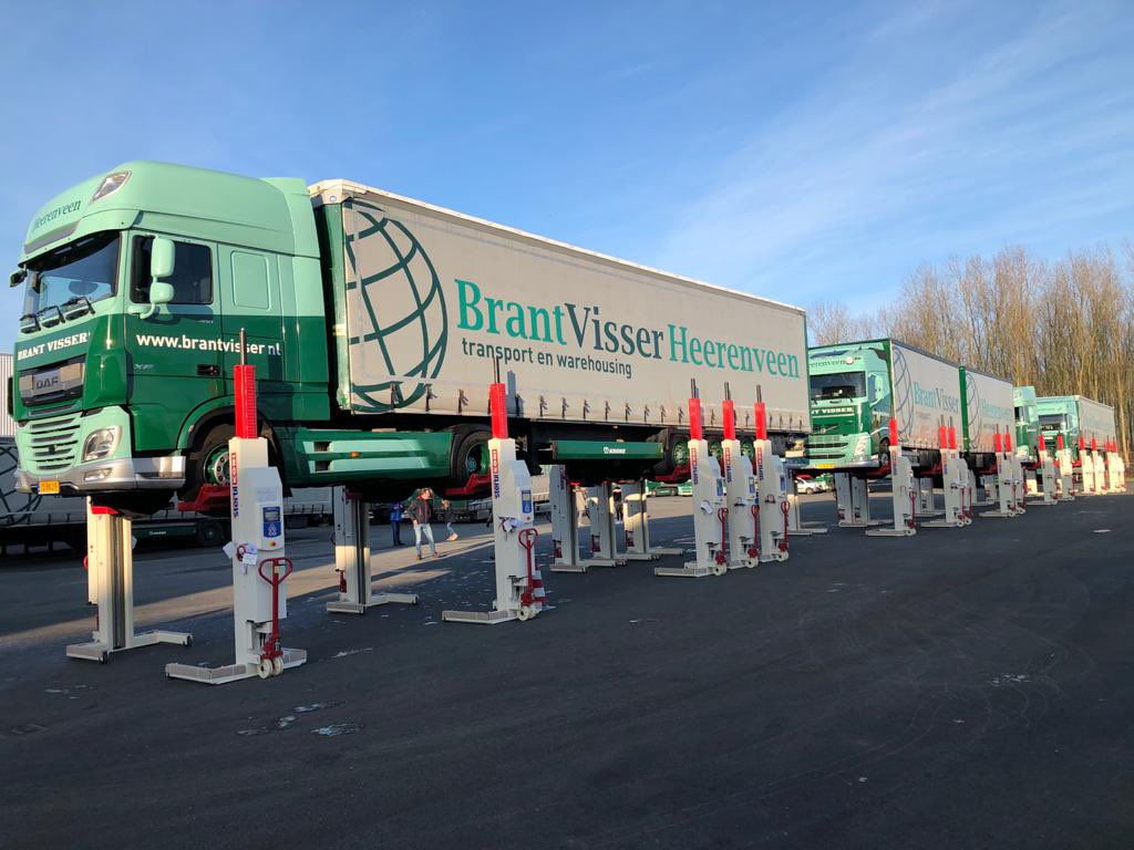 And up to and including 32 #mobile #vehicle #lifts in any one configuration. Anything really heavy which needs maintaining, servicing, repairing or inspection? Contact the heavy duty specialists…. We can help you with your transition.

stertilkoni.com/en/