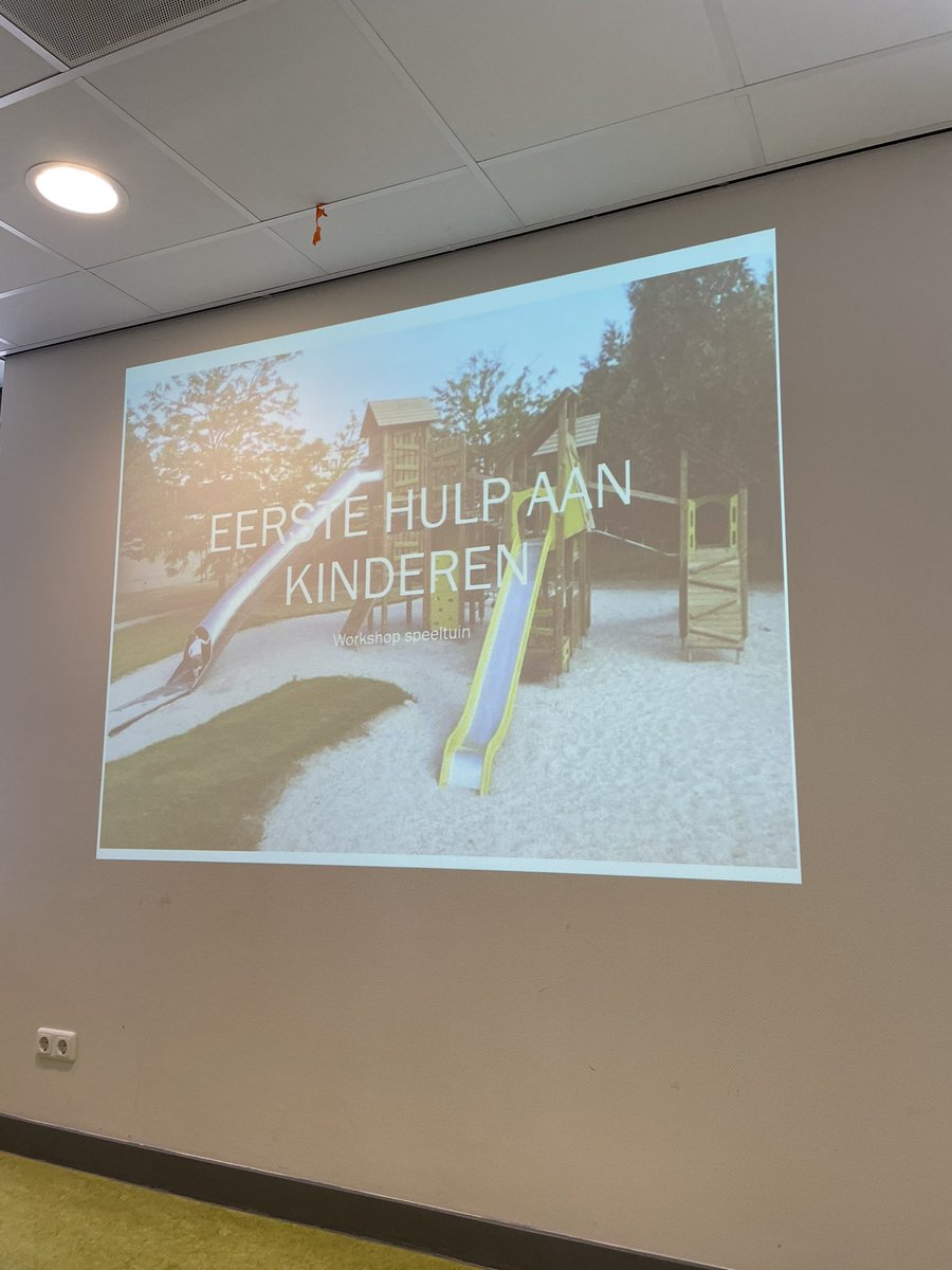SMeerssen's tweet photo. Vanavond hebben onze vrijwilligers en toezichthouders een workshop “eerste hulp aan kinderen” gevolgd. Zo zorgen we ervoor dat iedereen adequaat kan handelen bij een ongelukje. Deze workshop was i.s.m. met EHBO Spaubeek en Stichting Speeltuinwerk Limburg. https://t.co/4JcudojFki