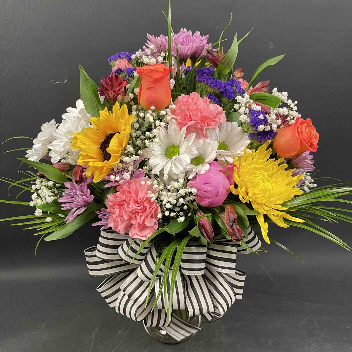 Making pretty things. 💐 The striped ribbon is a fun accent if we do say so ourselves. 😉
#steinflorist #steinyourflorist #flowers #florist #flowershop #floristry #shopsmall #shoplocal #smallbusiness #phillyflorist #philadelphiaflorist #NJflorist #beautiful #flora #floral #flores
