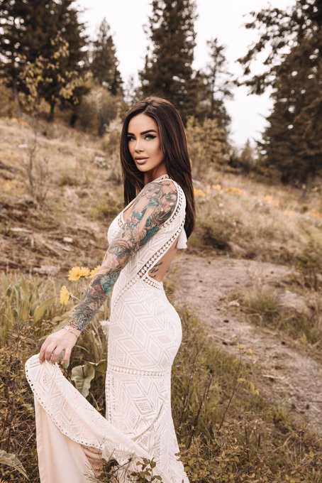 2 pic. Do I make a pretty bride? https://t.co/xPe9sQTWYj https://t.co/ENOII6KMWK