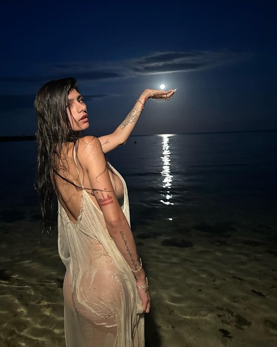 1 pic. 🌕🧜🏽‍♀️💫 https://t.co/9k42SHBdx6