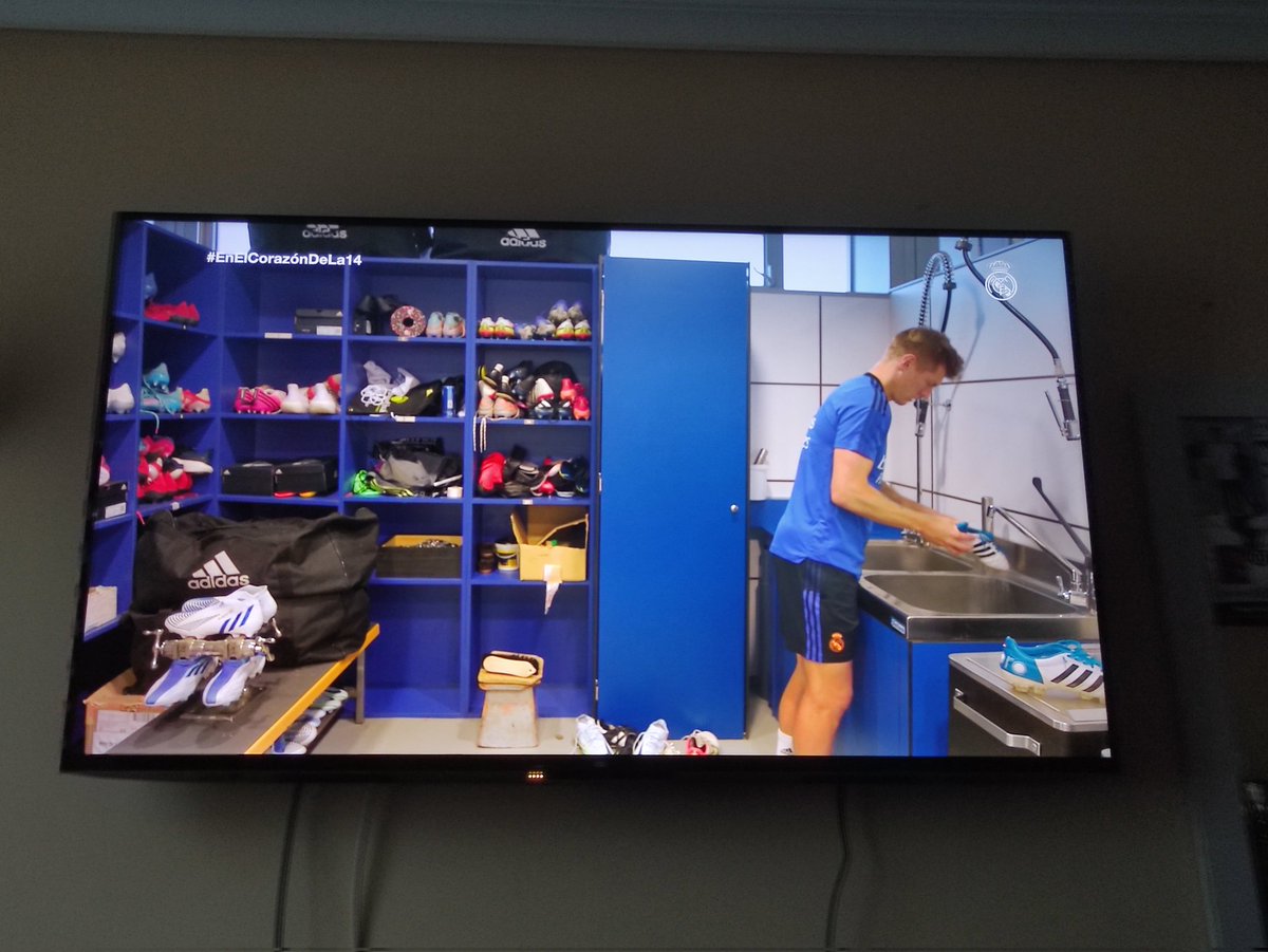 AdriCrack5's tweet photo. Lo ha ganado todo durante mucho tiempo, pero detalles como éste le hacen más grande. Simplemente Toni Kroos 🎩🎩.
#EnElCorazónDeLa14 https://t.co/oc4d8pqcmz