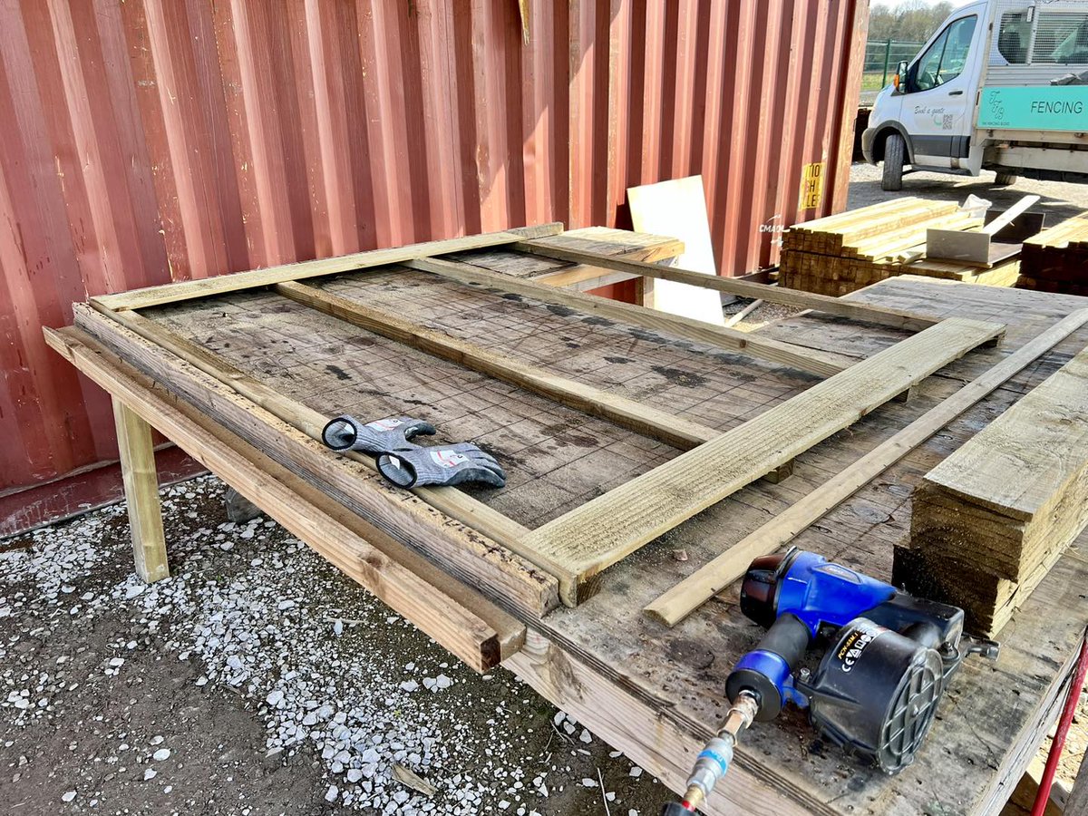 When we say hand built, that’s exactly what we mean. 

Only the best materials are used for all of our panels and projects

#chesterhour #thefencingbloke #Chester
