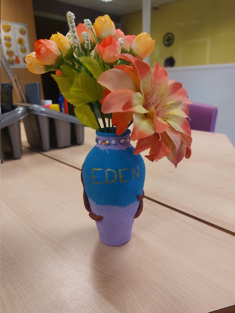 How lovely is this?! This was plain white a week ago.
Summer took this vase away and spent her free time getting creative during half term. So thoughtful and so lovely! Thank you so much Summer, its beautiful! 
@Moreton_SEND @TeamMoreton10 @StacyBott_85 @MrRuthven1