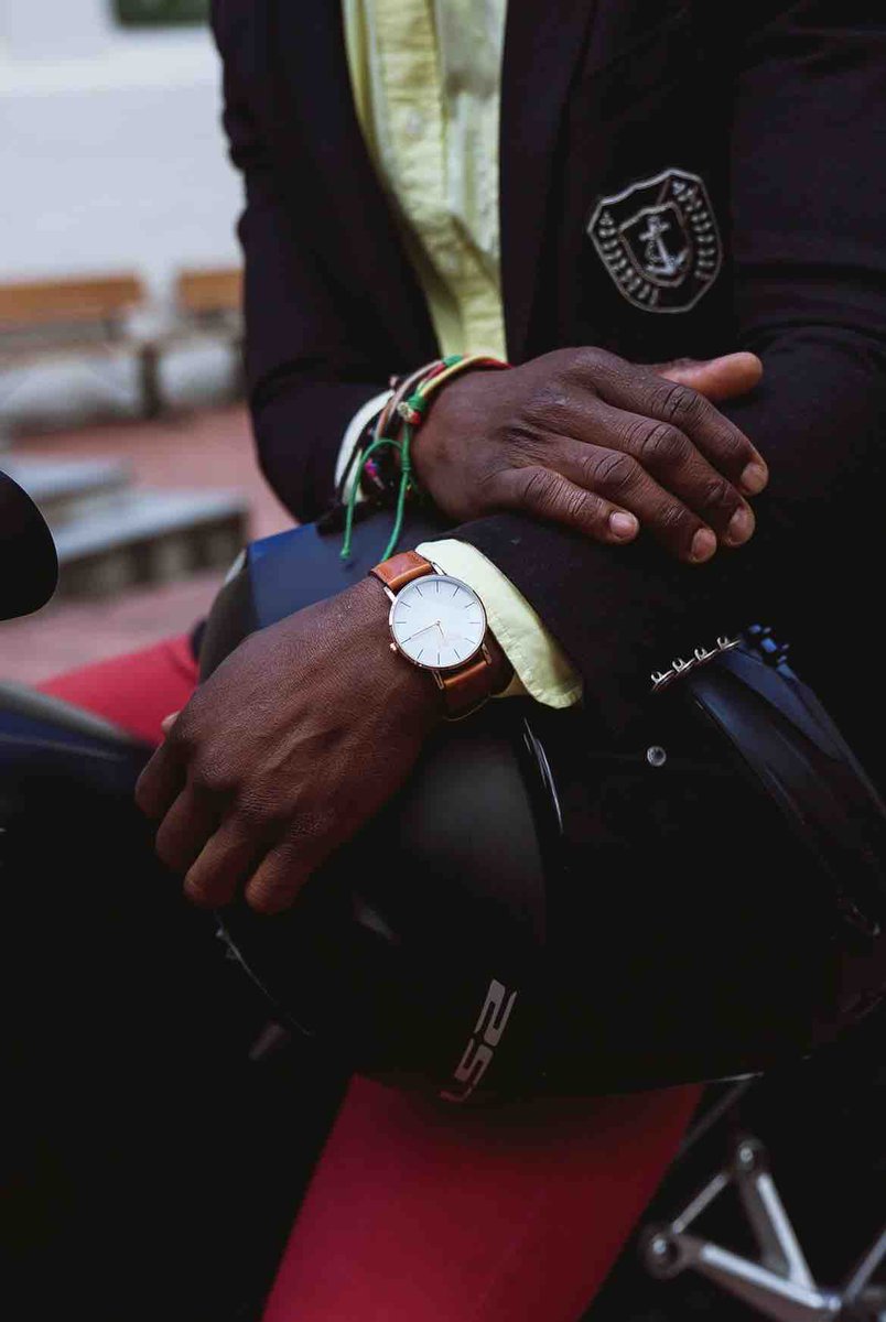 The minimal Bakersfield watch. Available with a black or brown strap.