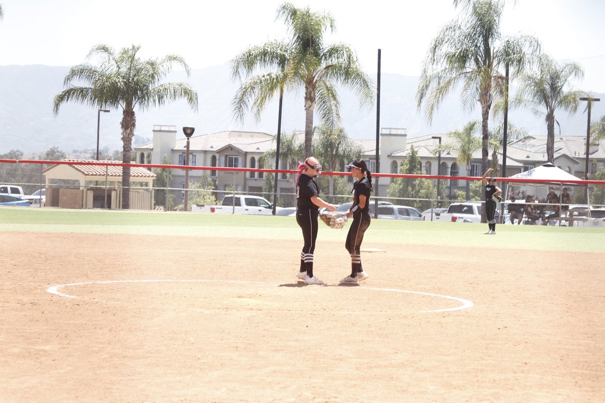 abbymerchant_25's tweet photo. Me and Sam always hyping each other up on the field!!
I love my middle infielders!!!<3
#Pitcher #Shortstop #secondbasemen #AthleticsMercadoSoftball #AthleticsMercado #Softball https://t.co/Bsjm90BggP