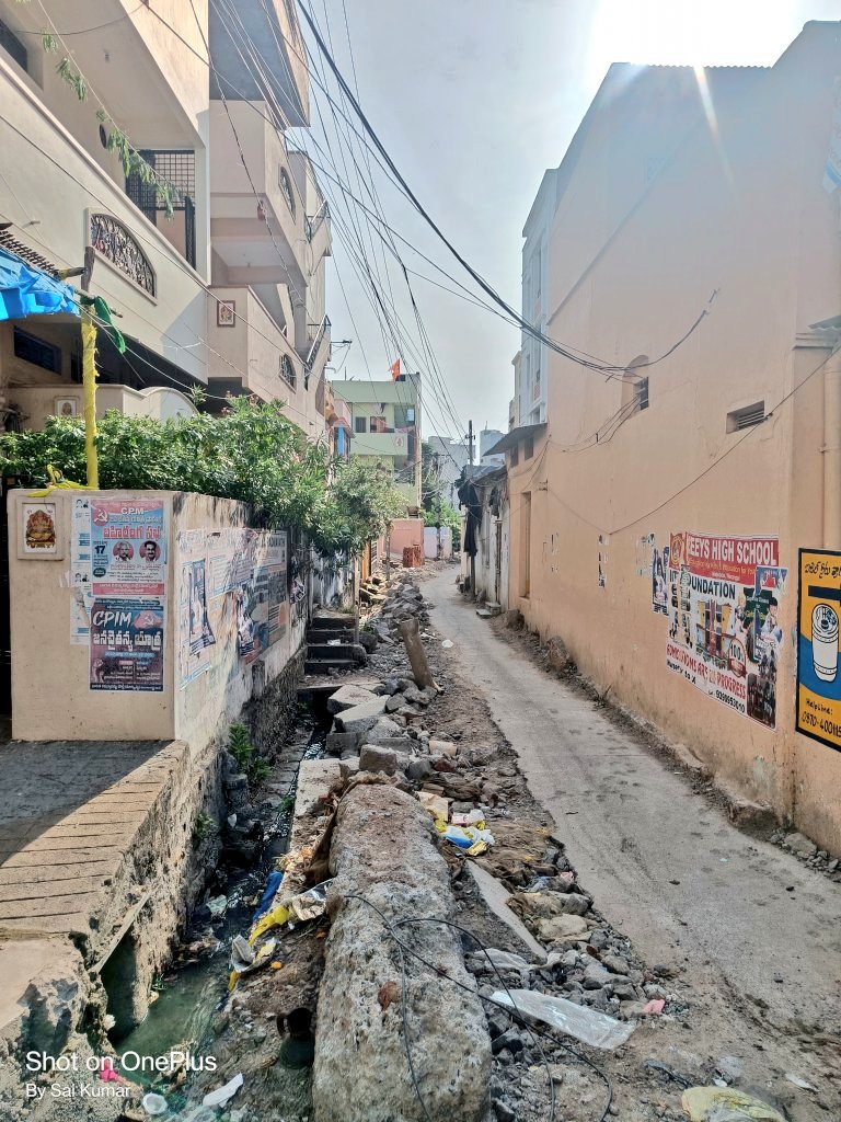 Deejaysaikumar's tweet photo. As a concerned citizen, I am left questioning how she manages the well-being of the entire city.

I kindly request your immediate attention and action to expedite the completion of this road. 

@MC_GWMC @mb_telangana @SudhaRani_Gundu @KTRBRS @SmitaSabharwal @Collector_HNK https://t.co/zck6oojIKL