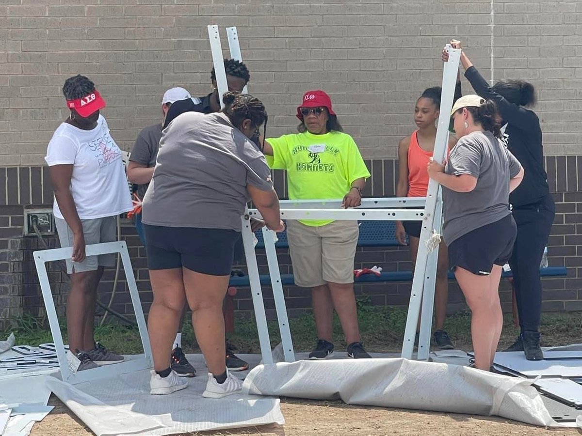 SHSU_CCE's tweet photo. Can you follow in the footsteps of these #Bearkats and lend a hand at Huntsville or Stewart Elementary this week? The schools need assistance constructing their playgrounds from 8am-3pm, Mon-Thurs.
There will be another build at Samuel Walker Houston Elementary June 20-23. https://t.co/ToZHPw6Aal