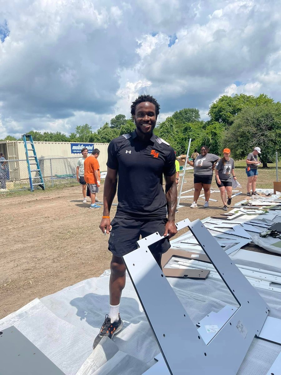 SHSU_CCE's tweet photo. Can you follow in the footsteps of these #Bearkats and lend a hand at Huntsville or Stewart Elementary this week? The schools need assistance constructing their playgrounds from 8am-3pm, Mon-Thurs.
There will be another build at Samuel Walker Houston Elementary June 20-23. https://t.co/ToZHPw6Aal