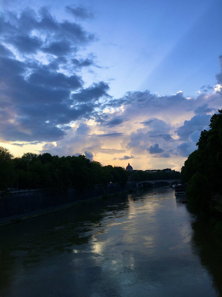 Serena ultima luce su #Roma 🤍
#Rome