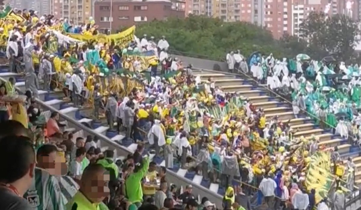 Que la lluvia no sea impedimento para alentar a tu equipo

Desde @ABucaramanga llegaron a la capital antioqueña a apoyar al Leopardo.Cuadrangulares 2022-1

#BarrasColombianas #FútbolEnPaz #SíAlVisitante 

@FLSurOficial @atlbmangafans @InformanteAB @LeopardoBucaroo @DISIDENCIASOK