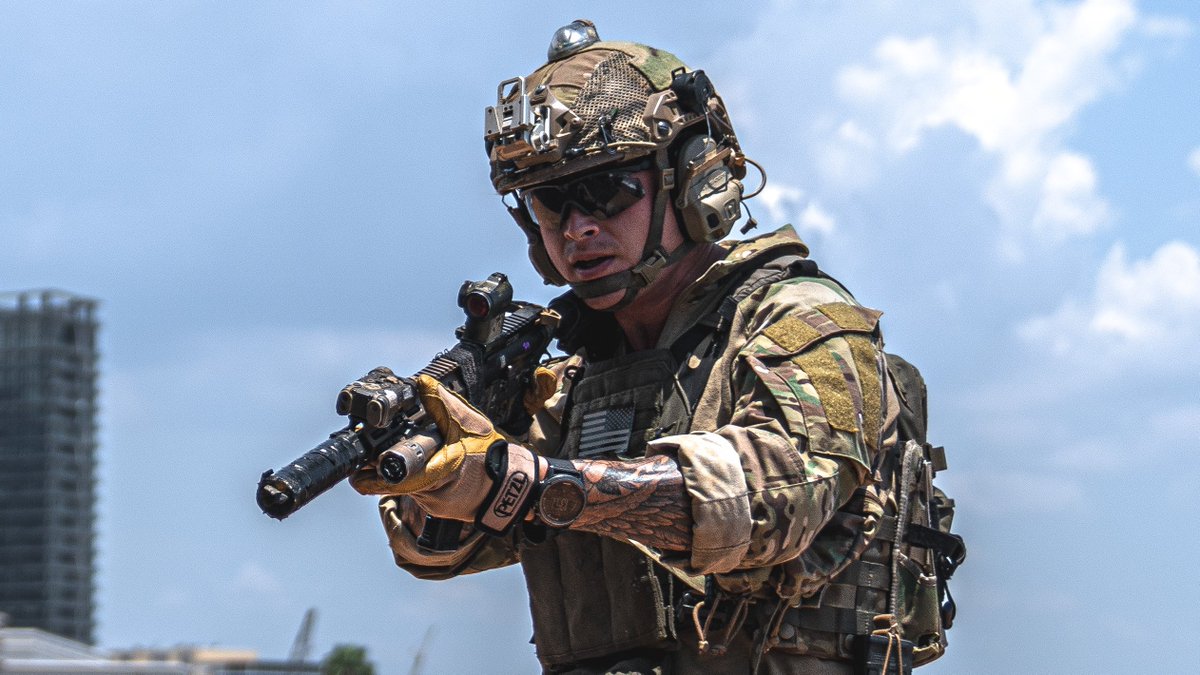 ᴅᴇᴡ on Twitter demonstrates Special Operations Forces tactics