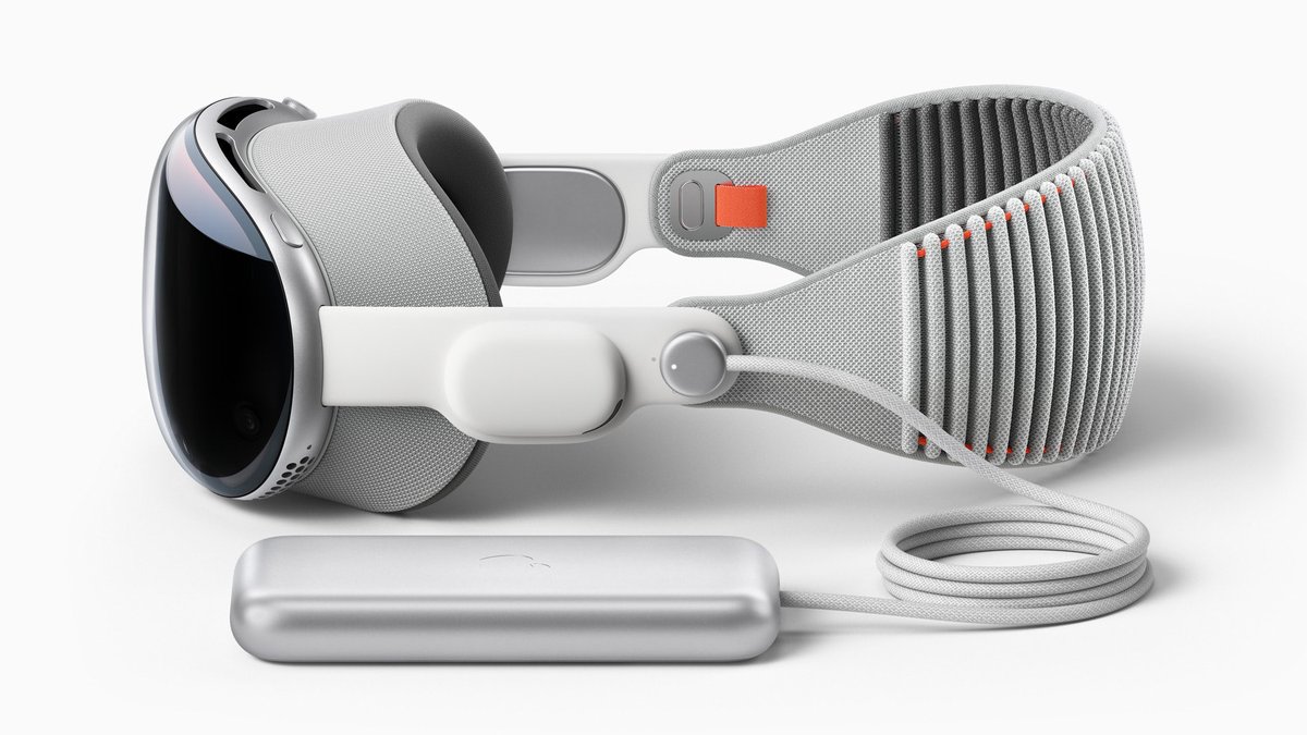 TopTechNGadgets's tweet photo. Los visores de #XR de #Apple #VisionPro, llega a principios del próximo año, disponible en US.

$3499 USD

*bateria incluida.

#AppleVisionPro
#AR + #VR = #XR
#R1 + #M2 = #VisionPro
#WWDC23 https://t.co/hVGx1oVxT0