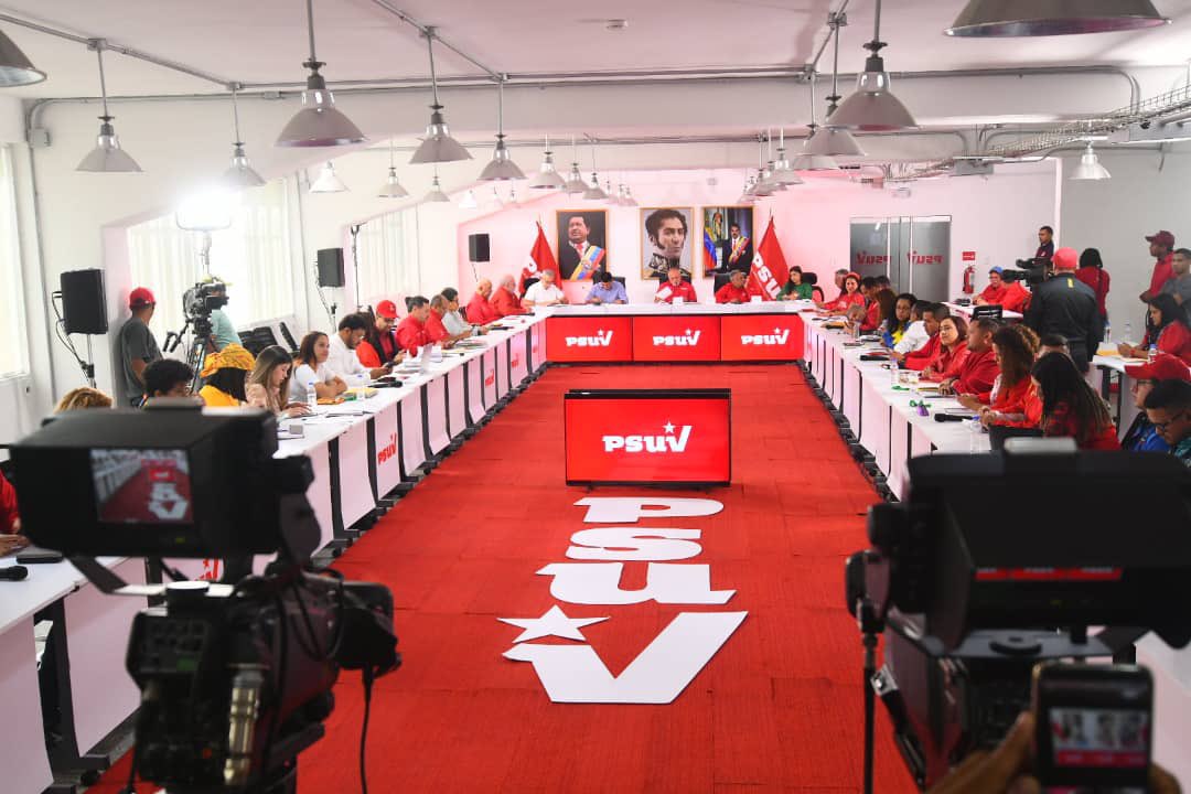 JEHYSONGUZMAN's tweet photo. Así se desarrolló la reunión semanal de nuestro @PartidoPSUV con la Dirección Política Nacional junto al https://t.co/O1c6DMf89G vicepresidente @dcabellor, debate y organización para seguir avanzando junto a los líderes de base en el fortalecimiento del Poder Popular junto al presidente @NicolasMaduro.