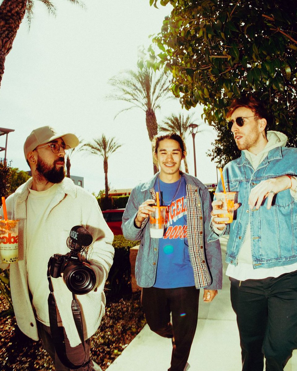 hot girl walk jammin to "Just Like That"