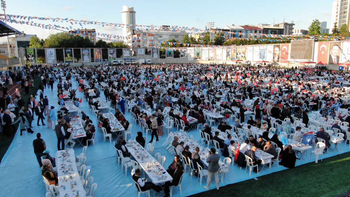 Türkiye Yüzyılı’nın inşasında dünden bugüne gece gündüz demeden ter döken, emek veren çok kıymetli teşkilat mensuplarımızla, yol arkadaşlarımızla buluştuk. 

Rabbim birlik ve beraberliğimizi daim eylesin. #TeşekkürlerBağcılar 

📍Mahmutbey Stadyumu