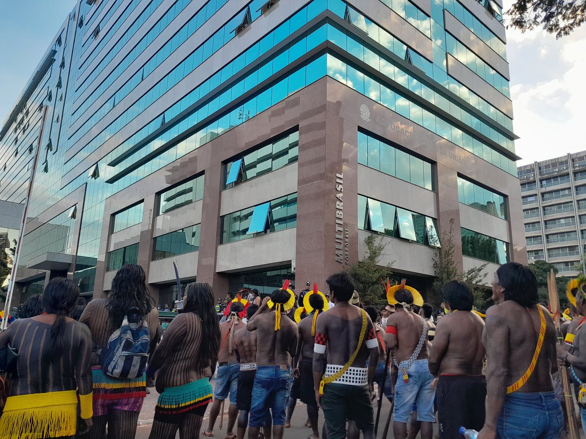 Neste momento estamos em frente à AGU pedindo a revogação/suspensão do Parecer 001/17 que também inviabiliza e rever demarcação de terras indígenas. <a href="/LulaOficial/">Lula</a> queremos o arquivamento! 
#ForaParecer001
#MarcoTemporalNão