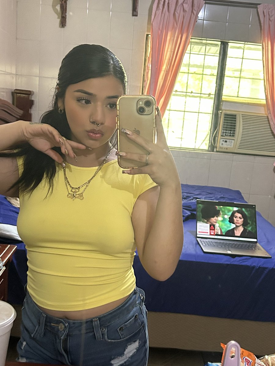 favvjennifer's tweet photo. love the color yellow 💛💛💛💛 https://t.co/WHB4xQo756