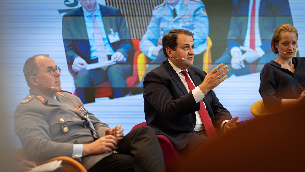 Minister <a href="/n_liminski/">Nathanael Liminski</a> beim Pre-Event des <a href="/BehoerdenNews/">Behörden Spiegel</a> zur Berliner Sicherheitskonferenz: „Der Überfall Russlands auf die #Ukraine zeigt: Wir brauchen starke regionale Strukturen &amp; geübte zivil-militärische Zusammenarbeit für ein neues Verständnis von integrierter Sicherheit.“