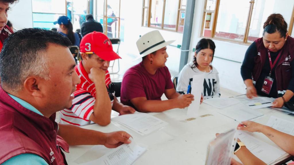 Todos_Somos_PC's tweet photo. ¡Haz realidad tu emprendimiento!👨‍👩‍👦‍👦✨️  

Participación Ciudadana de #SIBISO y el @FondesoCDMX estamos para apoyarte.🤝

De manera coordinada, te orientamos para que no te falte nada cuando solicites tu crédito del @GobCDMX.📄🪪  

#BienestarSocial 
#CiudadDeDerechos https://t.co/sccOnxgzbF