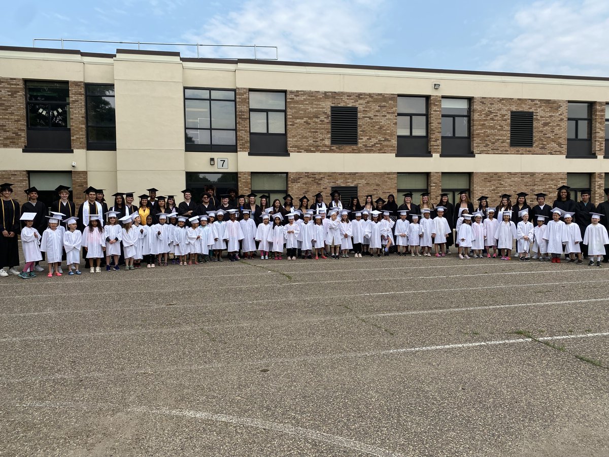 ISD191's tweet photo. What a privilege it is to watch as these seniors come full circle in their journey in #One91! ❤ Today, the Class of 2023 returned to their old schools and paraded through the halls where they were cheered on by former teachers and current students. #FutureReady #CommunityStrong https://t.co/YQd5acuDsz