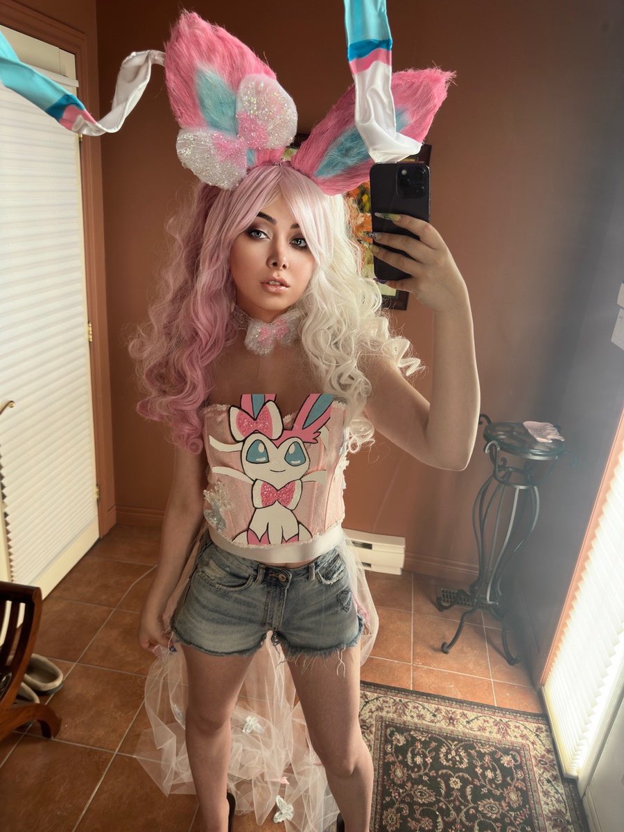 💖✨✌️
.
.
.
.
#Pokemon #pokemoncommunity #pokemoncosplay #pokemoncosplayer #pokemontcg #pokemoncards #anime #kawaii #cosplay #DIY #art #cosplayergirl #sylveon #sylveoncosplay #Eevee #eeveelution #evolvingskies #Montreal