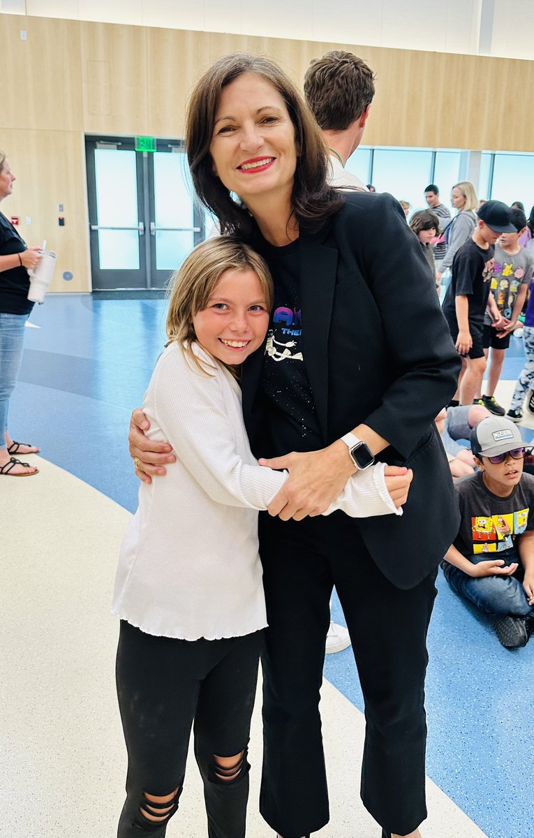 LaneBaima's tweet image. Best last Monday of school this year!! Having fun with @AlaneAdamsBooks visit to my school for the #RAKOtherobot premiere #summerwithalane #betweenthepages