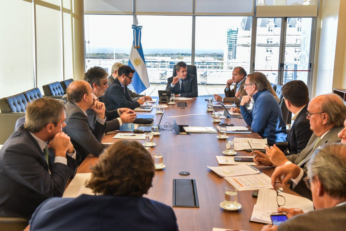 SergioMassa's tweet photo. Mantuvimos una reunión de trabajo con el equipo económico donde planificamos los temas de la agenda para esta semana.

✅ Nuevo Régimen de Promoción de la Industria Automotriz
✅ Nuevo Régimen de premios y créditos al monotributo
✅ Transferencias a cooperativas agrícolas y avícolas de los programas de promoción
✅ Pago de Ganancias en el aguinaldo
✅ Estado de las denuncias realizadas ante la secretaría de evasores cambiarios
✅ Canje voluntario para mejorar el financiamiento del Sector Público Nacional

#CreoEnArgentina